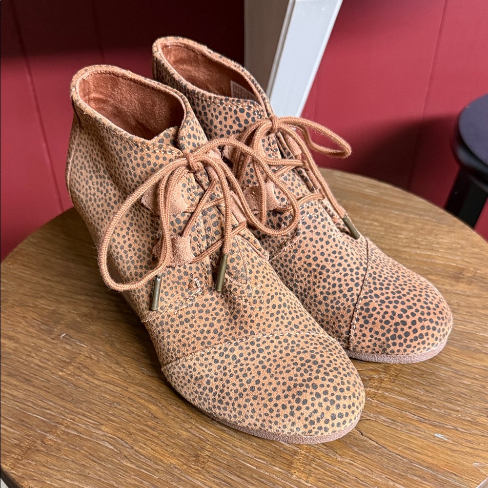 Toms Spotted Lace Up Boots - Tan and Black